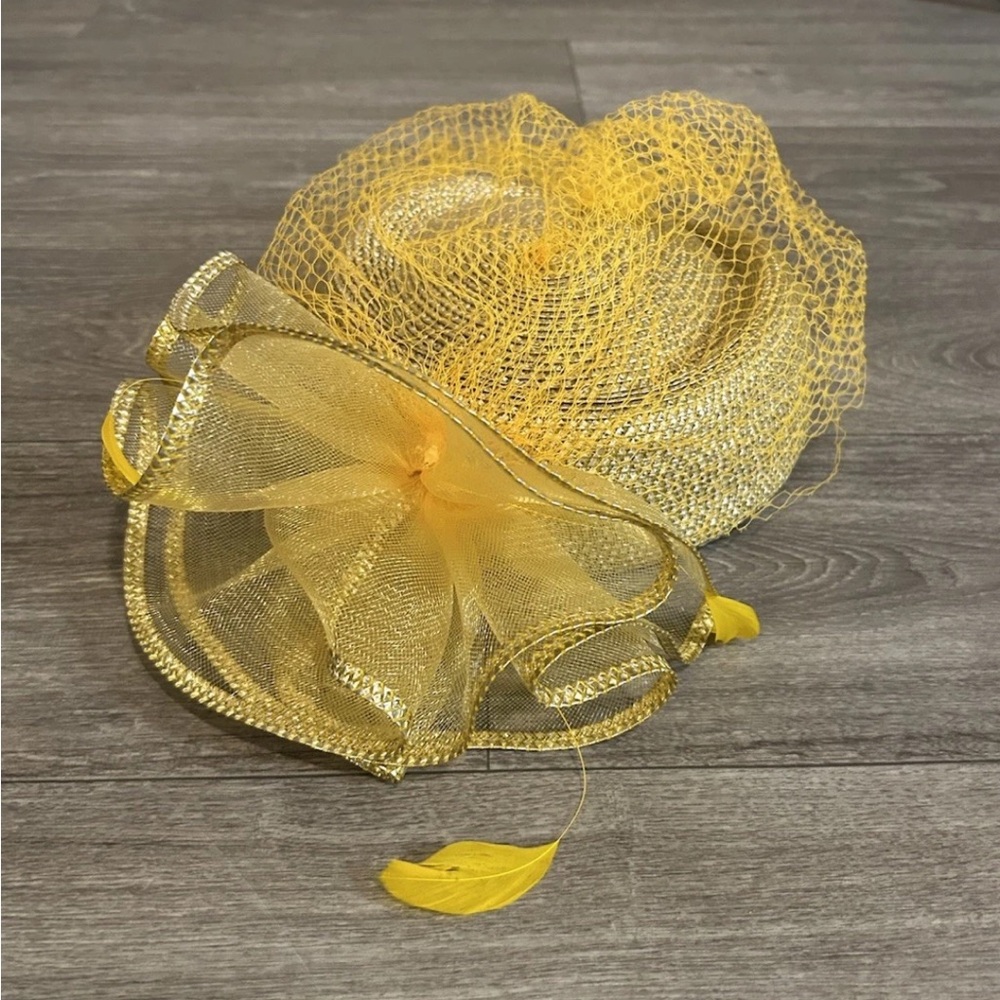VTG Gold Lame & Yellow Fascinator Pill Box Hat Tulled Lace Featherd Detailing OS